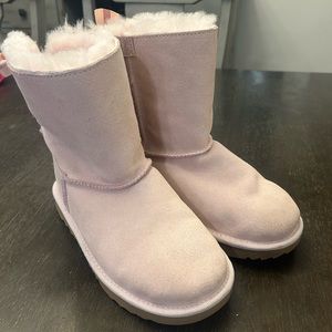 UGG Bailey pink with bow like new perfect condition